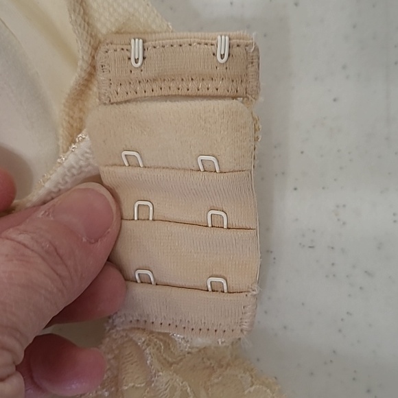 NWT Maidenform Cream Lace Underwire Demi Coverage Bra size 34D - Picture 8 of 9